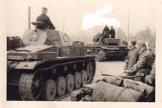 Column of the 5. Pz on the move, in the foreground a Pz Kw II and ahead a Pz Kw III................................