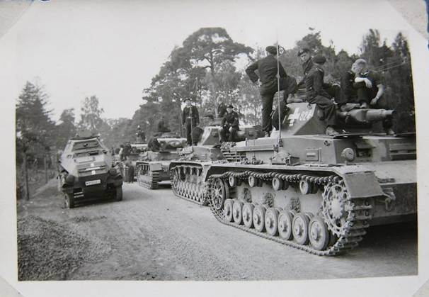 A column of Pz Kw IV  of the PR 2 (1. Pz Div) during a break in a Polish road: the first is a Pz Kw IV Ausf. C..........................<br /> http://odkrywca.pl/panzer-1939-czesc-16,738469.html#738469