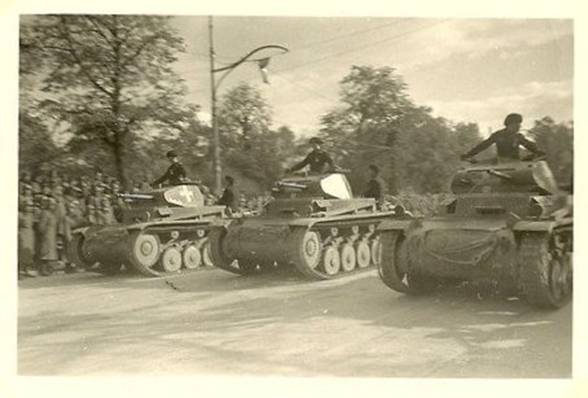Pz kw II Ausf. A /B /C of the I. / PR 23 (Schwetzingen) took part in the military parade after the end of the campaign.................