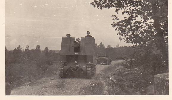 sIG 33 on chassis of Pz Kw I Ausf. B of the 7. Pz Div (would be then the schwere Infanteriegeschütz-Kompanie 705).......................<br />http://www.ebay.de/itm/LE70-SFL-15cm-sIG-33-SPG-der-7-Panzer-Division-Panzer-Selbstfahrlafette-super-/350886412239?pt=Militaria&amp;hash=item51b275bfcf&amp;clk_rvr_id=982748214178&amp;rmvSB=true