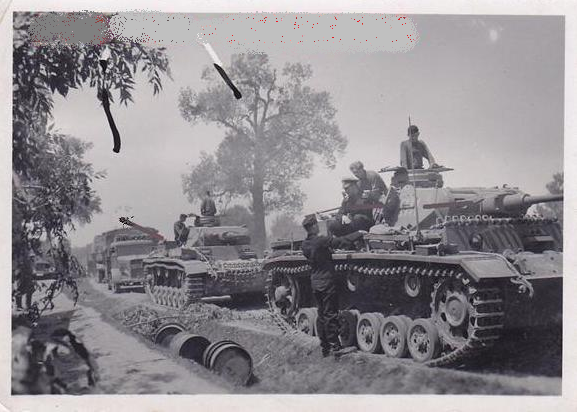 German column in Ukraine in 1941, in the lead two Pz Kw III Ausf. H of the 14. Pz (Panzergruppe Kleist)...........................................