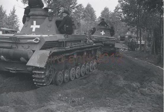 A column of Pz Kw IV moving through a wooded area in Poland; in the foreground a Pz Kw IV Ausf. B / C .........................