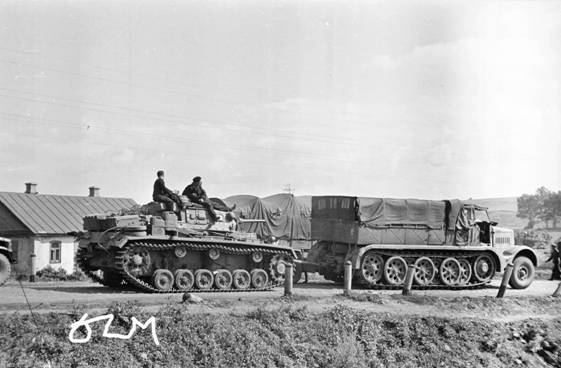 A Sd kfz 9 FAMO towing a  Pz Kw III Ausf. H (it seems).........................