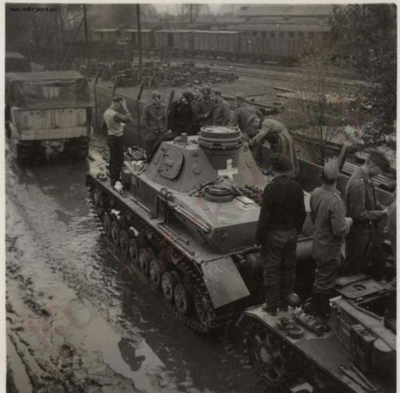 A column of Pz Kw IV Ausf. B/C with visits on board apparently in an embarkation point ......................