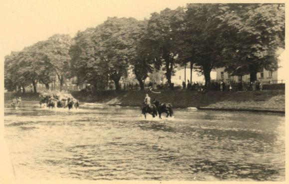 Troops of the 45. ID wading the river Olza, seen from the left bank ....................