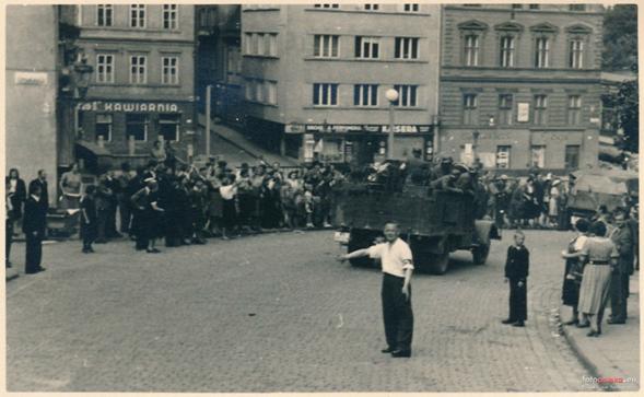 German troops marching across Cieszyn toward Skoczów ....................