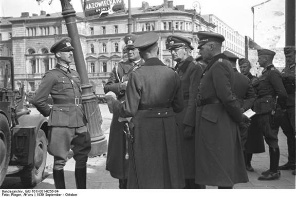 Here on the far left (with mustaches) Generalmajor Paul von Hase, commander of the 46th ID (subsequently took part in the plot against AH) ........................