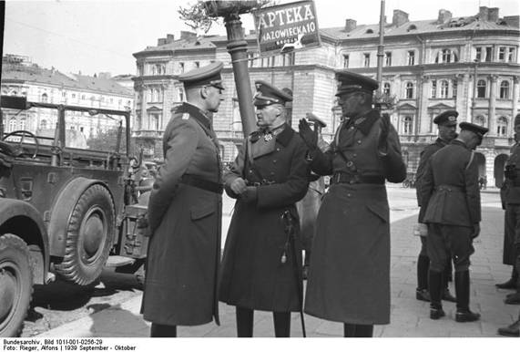 Generaloberst Johannes von Blaskowitz with General d Kavallerie Maximilian Freiherr von Weichs (right) and Generalleutnant Hans Felber (left) ......................