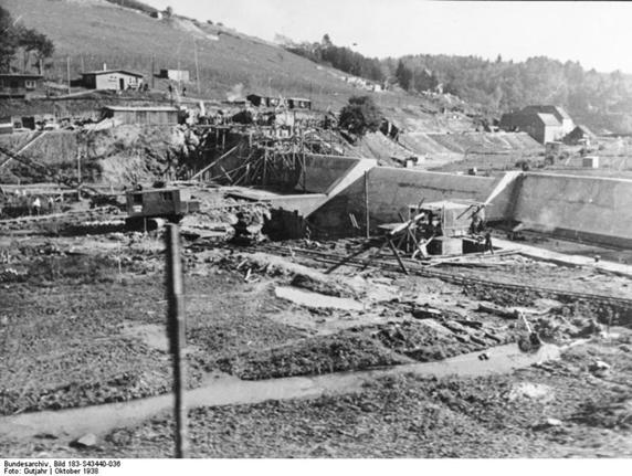 Start of work - October 1938: construction of antitank ditches throughout the length of the valley ........................<br />Bundesarchiv_Bild_183-S43440-036, _Westwall, _Bau_von_Panzergräben.jpg