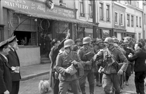 Welcoming the incoming German soldiers by the local population, smiling soldiers with glasses and bottles of beer before the pub &quot;Bieres de Malmedy, Aug. Nicolet&quot;...........................