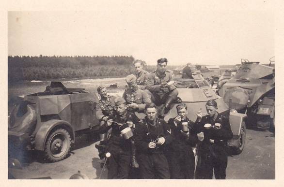 Lunch time; a Kfz 13, a Sd Kfz 221 and a Sd Kfz 231..............................