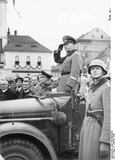 The Commander of the Panzer-Brigade 1, Generalmajor Schaal, greets the troops in Saaz/Žatec; beside the Commander of PR 2 Oberst von Prittwitz und Gaffron - October 9, 1938 ................