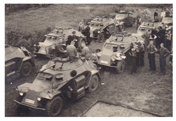 Panzerspähwagen on the Czech border in 1938; in the image some Sd Kfz 222 and a pair of Kfz 13 in the backround (in this case without markings)..................................
