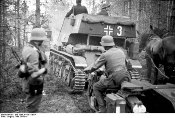 A Panzerjäger (Sfl) 4.7cm Pak (t) auf Pz Kw 35R (f) during the first days of Operation Barbarossa - Summer 1941 ................. ................