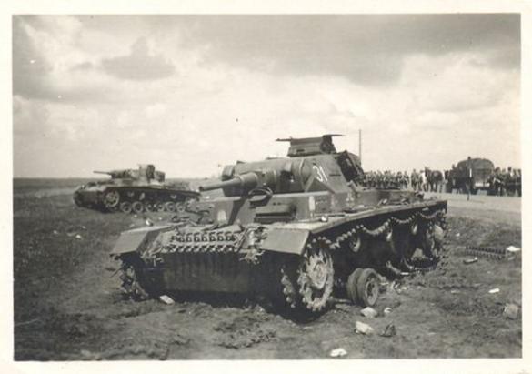 A pair of Pz Kw III disabled at the beginning of Operation Barbarossa; in the foreground a Pz Kw III Ausf. F with a gun of 5 cm .............................................
