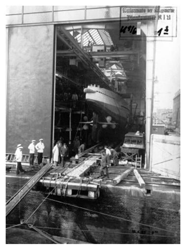 The U 1 shortly before being launched on June 15, 1935; We can observe the assembly hall built for this purpose .........................................